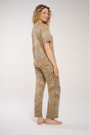 Set de Remera Escote V Y Pantalón Leave Her Wild